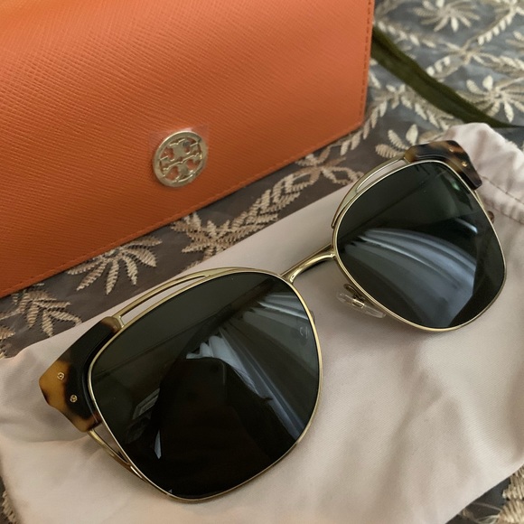 Tory Burch Accessories - Samel❗️New Tory Burch sunglasses 😍